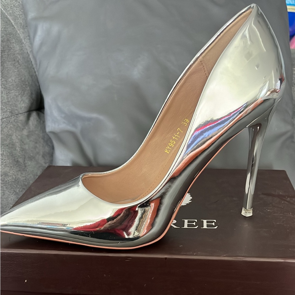 Women brand new Silver pumps! Never worn